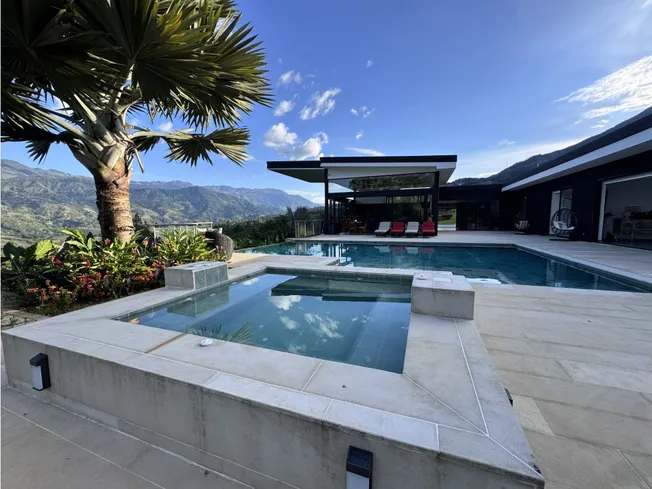 Arriendo de finca de lujo en Oriente Antioqueño - El Retiro y Llanogrande con vistas a las montañas