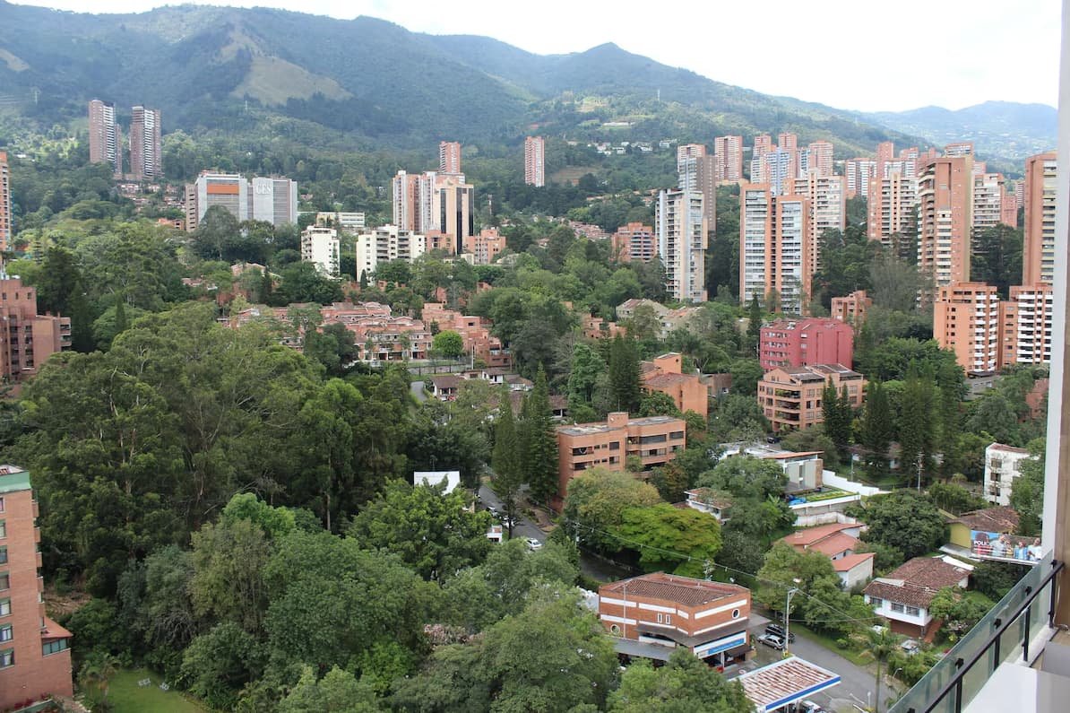 Renta de propiedades exclusivas para turismo de bienestar y retiros en Colombia - Fincas premium con yoga shalas y naturaleza