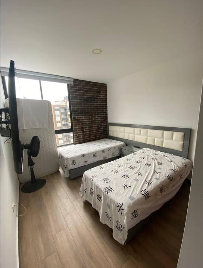 Sala amplia y luminosa del apartamento en venta