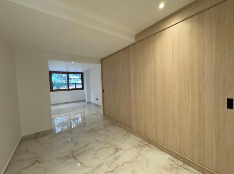 Baño moderno con acabados de lujo