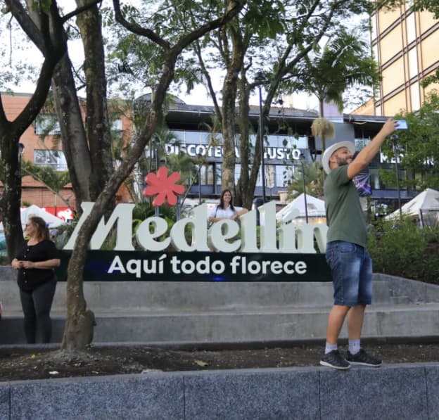 El Poblado de noche